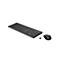 Schwarze kabellose HP Tastatur mit Maus und USB-Empfänger auf weißem Hintergrund.