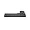 Schwarze, kabelgebundene Computertastatur mit flachen Tasten vor weißem Hintergrund.