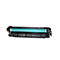 Une cartouche de toner HP Laserjet noire sur fond blanc. Elle a un rouleau turquoise et un autocollant avec des spécifications.