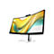 HP Curved Monitor mit schwarzem Rahmen auf silbernem Standfuß und aufgesetzter Webcam vor weißem Hintergrund.