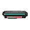 HP 654A Magenta Toner Cartridge vor weißem Hintergrund. Auf der rosa Markierung sind die Anweisungen zum Einsetzen abgebildet, die HP-Marke und die Produktinformationen.