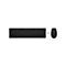 Unterseite einer schwarzen Tastatur, eine Computermaus und ein kleiner USB-Empfänger auf weißem Hintergrund.