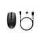 Schwarze kabellose HP-Maus, USB-A-auf-USB-C-Ladekabel und USB-Empfänger auf weißem Hintergrund.
