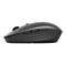 Draufsicht auf eine schwarze Computermaus, die auf einem weißen Hintergrund isoliert ist. Die Maus hat eine ergonomische Form mit mehreren Tasten und einem Scrollrad.