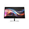 Moderner, rahmenloser Monitor auf silbernem Standfuß vor weißem Hintergrund mit abstraktem, farbenfrohem Bildschirmhintergrund.