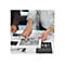 Deux personnes examinent ensemble des impressions avec des graphiques et des cartes. Une main pointe vers une image.
