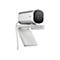Eine silberne Webcam mit 4K UHD-Kennzeichnung, einem dreiteiligen Punktmuster, und einem HP-Logo. Sie wird von einem weißen Halter und einem Kabel getragen.