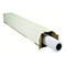 Eine lange, rechteckige Versandhülse aus weißem Karton, aus der eine weiße Papierrolle halb herausragt.