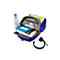 Ein offener, blau-gelber Rucksack mit einem Laptop, Notizbüchern, Stiften und einer Wasserflasche. Dazu ein Headset.