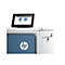 Ein weißer HP Drucker mit einem schwarzen Touchscreen, auf dem die Optionen "Drucken von Job Storage" und "Drucken von USB Drive" angezeigt werden. Das HP Logo ist unten links auf einer blauen Fläche abgebildet.