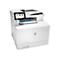 Ein weißer HP-Multifunktionsdrucker, mit Farbdisplay und Bedienfeld. Ein Blatt Papier mit Diagrammen liegt im Ausgabefach.