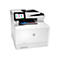 Weißer HP-Multifunktionsdrucker. Auf dem Touchscreen werden Optionen wie Kopieren, Scannen und Drucken angezeigt. Auf dem Ausgabefach liegt ein Ausdruck mit der Aufschrift "FABRIC SELECTION" und "Silk Road Imports".