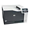 Ein HP Color LaserJet CP5225 Drucker, grau und weiß, vor weißem Hintergrund. Bedienfeld, Fach mit Ziffer 2.