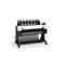 Großformatdrucker HP DesignJet auf einem Rollständer mit Auffangkorb vor weißem Hintergrund.