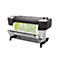 Ein großer, grauer HP DesignJet-Drucker mit einer farbigen Karte, die er ausdruckt. Schwarzes Gestell mit Rollen, der Drucker ist weißem Hintergrund.