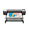 Ein großer, grauer HP DesignJet T1700 Plotter druckt eine geologische Karte. Unten ist die Karte in blauen, gelben und rosafarbenen Farbtönen zu sehen.