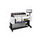 Großformatdrucker HP DesignJet auf Rollgestell mit Touchscreen-Monitor und bedrucktem Papier.