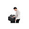 Un homme utilise une imprimante grand format. Il appuie sur un bouton.