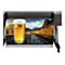 Eine Druckmaschine zeigt ein Bild eines Bierglases auf einer StraÃŸe mit dem Schriftzug '0,0% BEER REFRESH YOURSELF'.