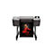 Ein HP DesignJet Z9 Drucker mit einem Bild, das im Druckausgang herauskommt. Das Bild zeigt eine Frau in einem roten Kleid.