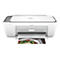Ein weißer HP Deskjet Drucker druckt ein Rezept für einen Rucola-Tomaten-Salat.