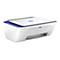 Une imprimante HP DeskJet blanche sur fond neutre. Le bleu est visible comme couleur d'accentuation sur le dessus et les côtés de l'imprimante.