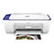 Une imprimante HP DeskJet blanche avec des accents bleus imprime une recette de salade de roquette et de tomates.