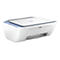 Une imprimante HP DeskJet blanche avec un couvercle bleu clair, sur fond blanc.