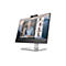 Ein moderner Monitor mit integrierter Webcam zeigt eine Videokonferenz mit fünf Personen auf dem Bildschirm.
