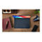 Dunkelblauer Laptop auf HolzoberflÃ¤che, daneben Sonnenbrille, Notizbuch, Stift, Trinkflasche und Handy.