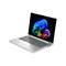 Silbernes HP EliteBook Laptop leicht schräg von der Seite mit buntem Bildschirmhintergrund vor weißem Hintergrund.