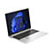 Ein offener, silberfarbener Laptop, der auf einem weiÃŸen Hintergrund platziert ist, zeigt einen Windows-Desktop mit Symbolen.