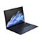 Ein dunkelblauer Laptop, leicht schräg von oben fotografiert. Auf dem Display ist ein blau-weißer, abstrakter Hintergrund zu sehen. Tastatur und Touchpad sind ebenfalls dunkelblau.