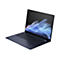 Dunkelblaues Laptop auf weißem Hintergrund, halb geöffnet. Auf dem Bildschirm sind blaue und weiße abstrakte Formen zu sehen. Tastatur mit schwarzen Tasten.