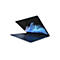 Dunkelblauer Laptop, leicht geöffnet. Der Bildschirm zeigt abstraktes blaues Design. Tastatur mit hellen Tasten.