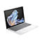Ein offenes silbernes Laptop auf weißem Hintergrund. Auf dem Bildschirm ist ein abstraktes, wellenartiges Muster abgebildet.
