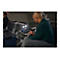 Ein Mann mit Laptop im Wartebereich. Er arbeitet auf dem Computer, vor ihm ein blauer Koffer.