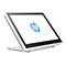 Weißes HP-POS-Gerät in Schrägansicht, mit blauem HP-Logo auf dem Bildschirm.