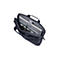Eine dunkelblaue Laptoptasche, geöffnet. Im Inneren befinden sich ein Laptop, Kabel und Papiere.
