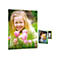 Ein lachendes Mädchen in einem Tulpenfeld, daneben zwei gerahmte Fotoprodukte mit Kinderporträts.