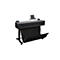Imprimante grand format noire avec rouleau de papier. Panier de collecte des impressions. Inscription : HP Designjet T630.