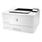 Weißer HP LaserJet Enterprise M406 Drucker. Oben liegt ein Ausdruck, rechts ein kleines Display und ein Bedienfeld. Am Drucker steht das HP Logo.