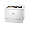Weißer Farblaserdrucker mit HP Logo, schwarzem Display und Papierausdruck. Auf dem Display ist die Option "Job Storage USB Drive" zu sehen.