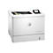 Ein weißer HP Color LaserJet Enterprise M554 Drucker. Auf dem Drucker liegt ein farbig bedrucktes Blatt. Auf dem Display sind Optionen wie "Job Storage" und "USB Drive" zu sehen.