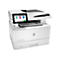 Ein weiÃŸer HP-Multifunktionsdrucker. Auf dem Touchscreen sind Symbole fÃ¼r Scan, Druck usw. zu sehen.