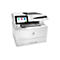 Weißer HP Laserdrucker mit Farbdisplay. Auf dem Display werden die Optionen Kopieren, Scannen und Drucken angezeigt. Ein Blatt Papier liegt im Drucker.