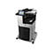 Ein großer, grauer und schwarzer HP-Multifunktionsdrucker. Das Gerät hat einen Touchscreen-Bildschirm und mehrere Papierfächer. Auf dem Bildschirm werden Optionen angezeigt.