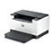 Ein weiß-grauer HP-Laserdrucker mit geöffnetem Papiereinzug. Die Oberfläche ist perforiert.