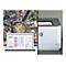 Laptop mit Druckerstatus, Stadtansicht und Drucker vor grauem Hintergrund. Der Drucker druckt.
