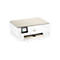 Imprimante blanche avec dessus beige. L'écran tactile affiche des icônes pour copier, numériser, etc. Logo HP. "HP Envy Photo" sur le bord.
